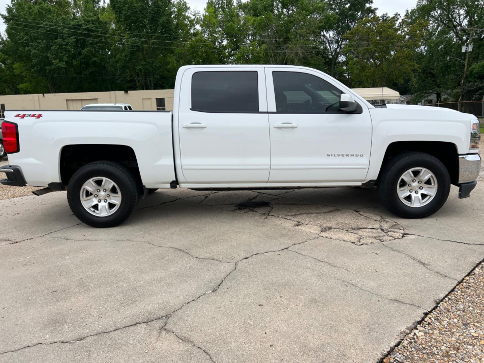 2018 White /Gray Chevrolet Silverado 1500 LT (3GCUKREC2JG) with an 5.3L V8 engine, Automatic transmission, located at 4520 Airline Hwy, Baton Rouge, LA, 70805, (225) 357-1497, 30.509325, -91.145432 - 2018 Chevrolet Silverado Crew Cab LT 4X4 5.3 V8 Gas, 142K Miles, Power Windows, Locks & Mirrors, Cold A/C, Transmission Has 12 Month Warranty, Tow Pkg, Good Tires. FOR INFO PLEASE CONTACT JEFF AT 225 357-1497 CHECK OUT OUR A+ RATING WITH THE BETTER BUSINESS BUREAU WE HAVE BEEN A FAMILY OWNED AND OPE - Photo #4